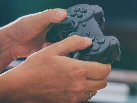 امریکا: ویڈیو گیم کھیلنے میں مشغول معمر خاتون نے سب کو پریشان کر دیا