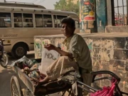 کراچی، مجبوری نے عورت کو مرد بنا دیا، مگر غیرت نے بھیک مانگنے نہیں دی