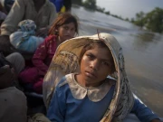 پنجاب میں سیلاب اور اسموگ سے متاثرہ معصوم بچی عائشہ کی کہانی