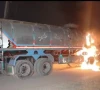 یونیورسٹی روڈ پر واٹر ٹینکر کی ٹکر سے شہری جاں بحق، مشتعل افراد نے ٹینکر کو آگ لگادی