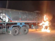 یونیورسٹی روڈ پر واٹر ٹینکر کی ٹکر سے شہری جاں بحق، مشتعل افراد نے ٹینکر کو آگ لگادی