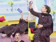 اداکارہ مشی خان لائیو شو میں اسٹیج پر گِر پڑیں