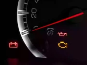 اگر اپنے ڈیش بورڈ میں یہ نشان آن دیکھیں تو گاڑی فوراً روک دیں