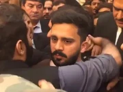 کراچی: یوٹیوبر رجب بٹ پر وکلا کا حملہ، ویڈیوز سوشل میڈیا پر وائرل 