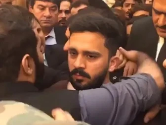 کراچی: یوٹیوبر رجب بٹ پر وکلا کا حملہ، ویڈیوز سوشل میڈیا پر وائرل 