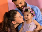 اداکار جوڑے نے بیٹی کو اسکول کم عمری میں اسکول نہ بھیجنے کی وجہ بتادی