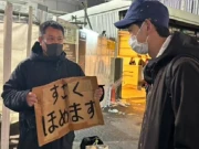 لوگوں کی تعریفیں کرکے 10،000 یومیہ کمانے والا شخص