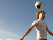 فٹبال کو سر سے مارنا دماغ کو نقصان پہنچا سکتا ہے